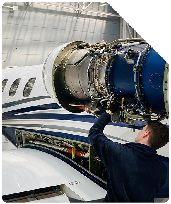 Técnico realizando manutenção no motor de uma aeronave